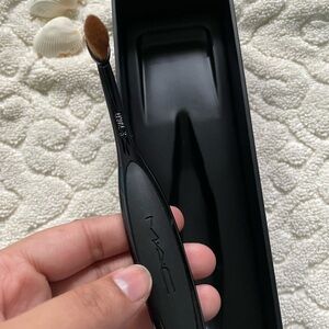 Mac oval brush